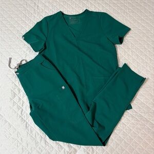 Women’s Figs Hunter Green scrub set S/XS